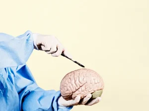 تفاوت جراحی آندوسکوپی مغز با جراحی باز؛ کدام بهتر است؟